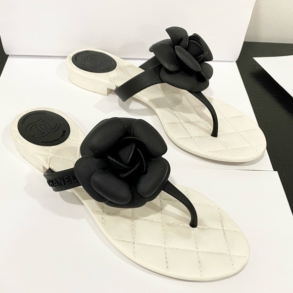🖤🤍🖤Chanel Quilted Sandals - Picture 4 of 11